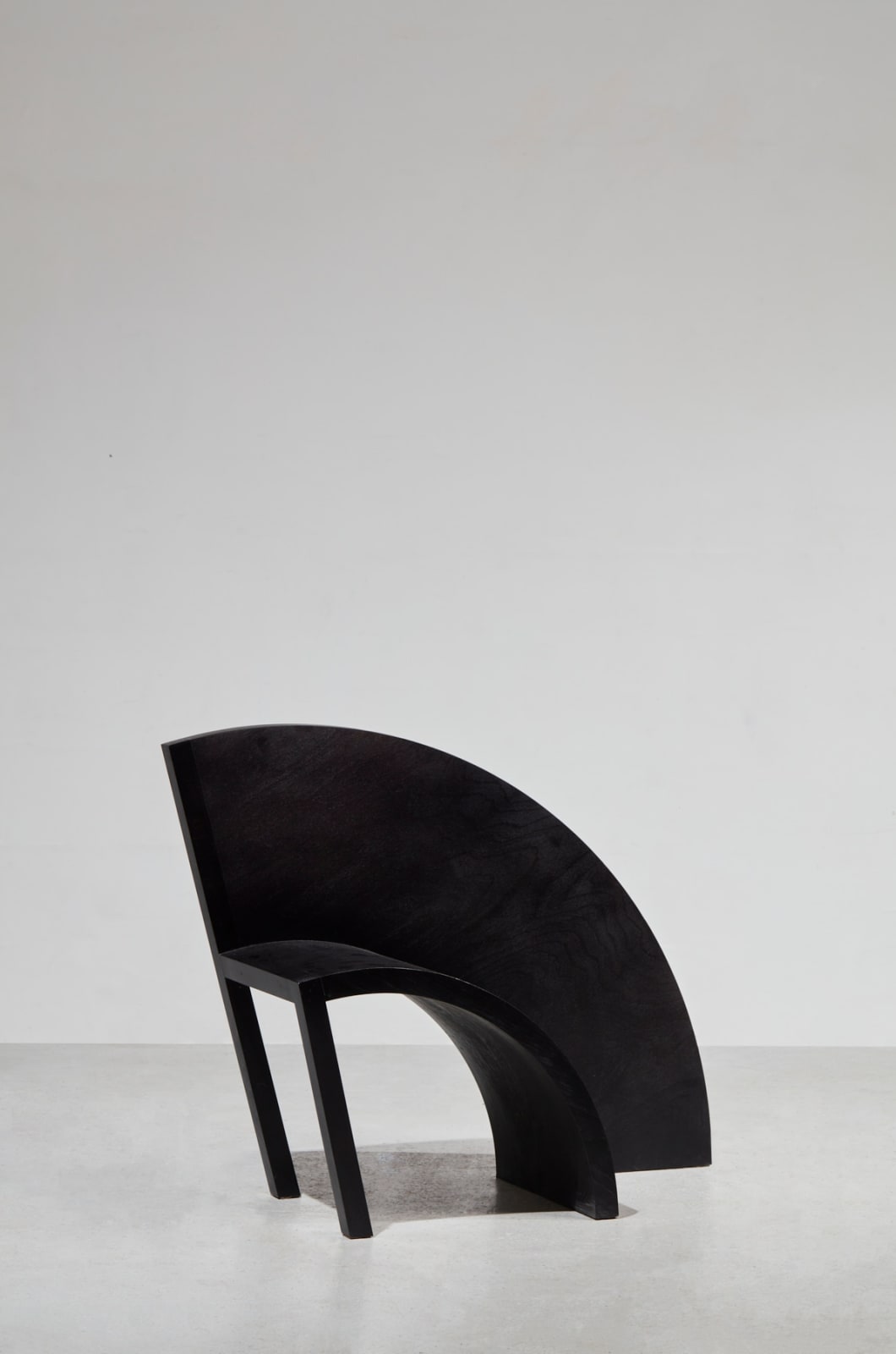 Paolo Pallucco, 100 sedie in una notte, Sedia 93 - Sedia scivolata fuori funzione fin sul fondo, 1990