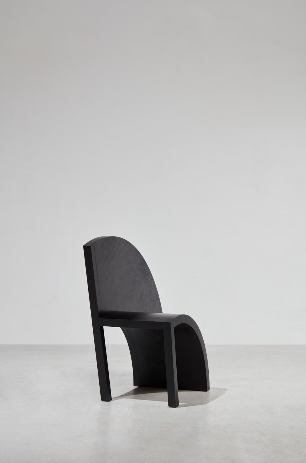 Paolo Pallucco, 100 sedie in una notte, Sedia 93 - Sedia scivolata fuori funzione fin sul fondo, 1990