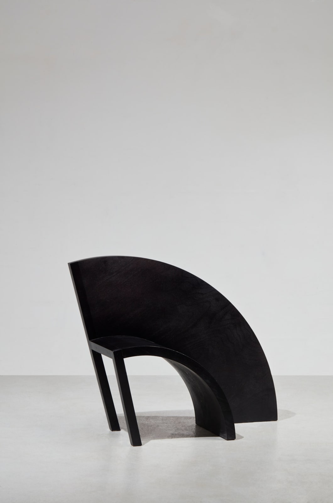 Paolo Pallucco, 100 sedie in una notte, Sedia 93 - Sedia scivolata fuori funzione fin sul fondo, 1990