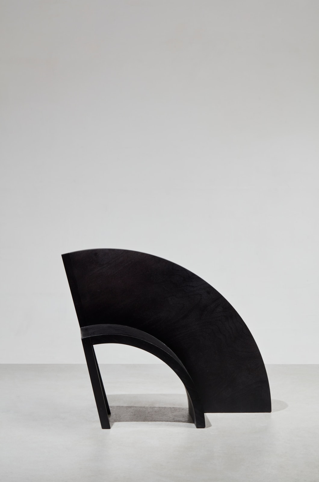 Paolo Pallucco, 100 sedie in una notte, Sedia 93 - Sedia scivolata fuori funzione fin sul fondo, 1990