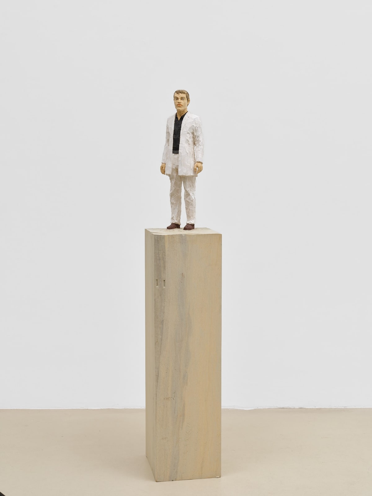 Stephan Balkenhol, Mann im helle Anzug, 2019