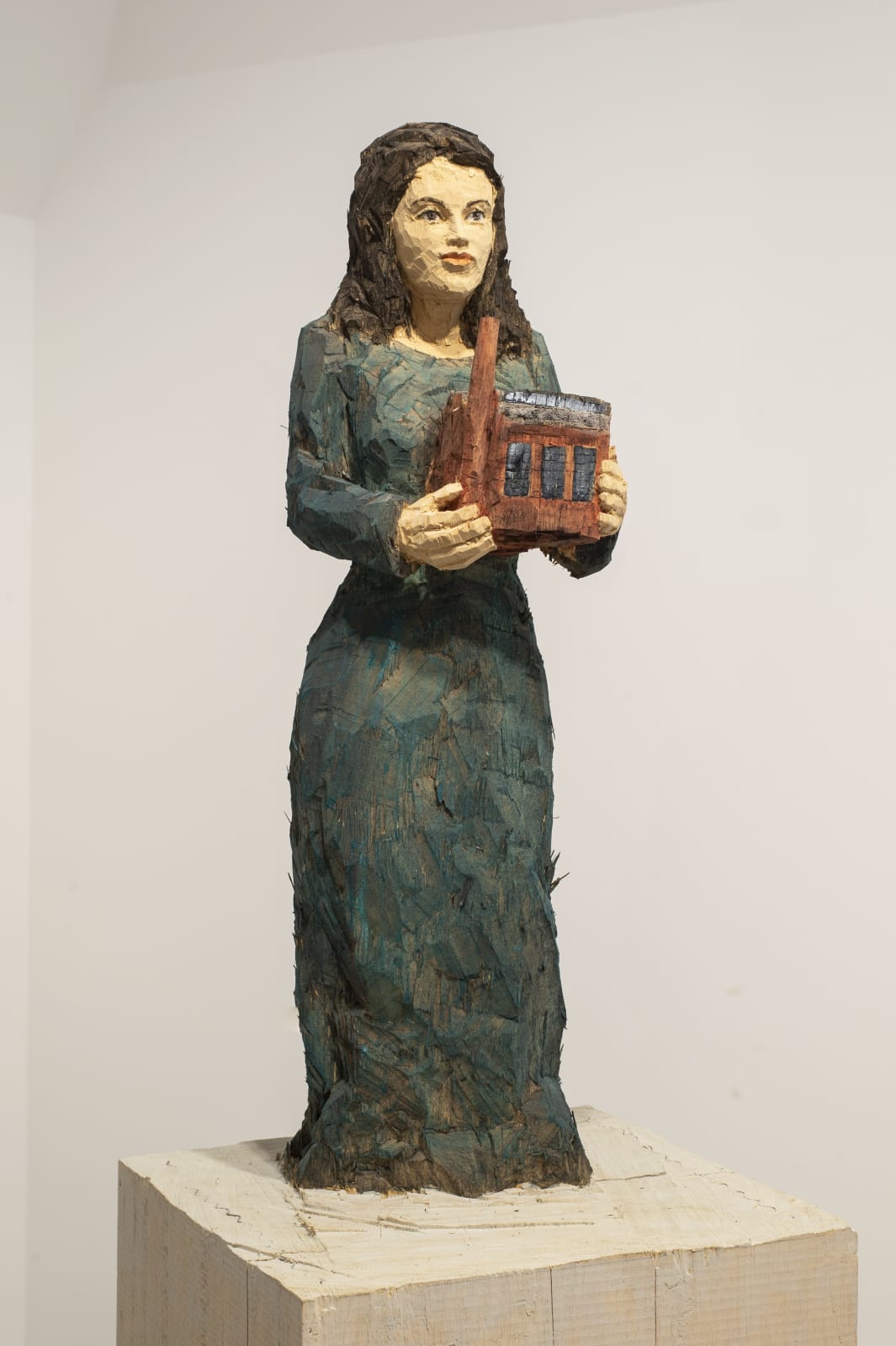 Stephan Balkenhol, Frau mit Fabrik, 2020