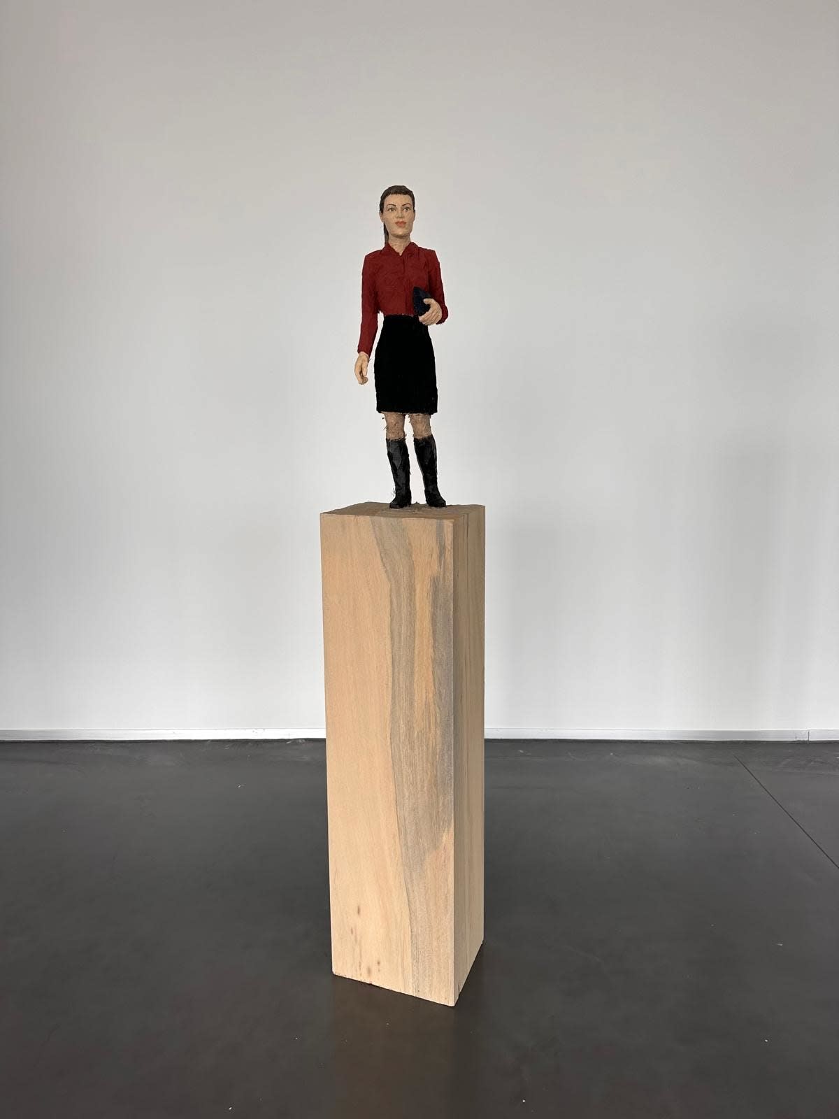 Stephan Balkenhol, Frau mit Handtasche, 2023