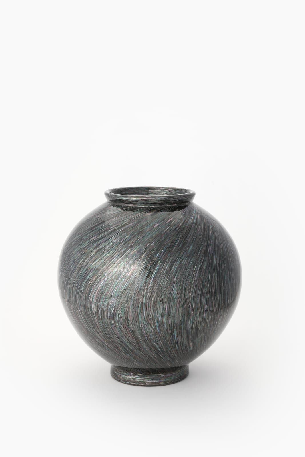 Lee Chang-soo, Black Mother-of-pearl Jar, 2025