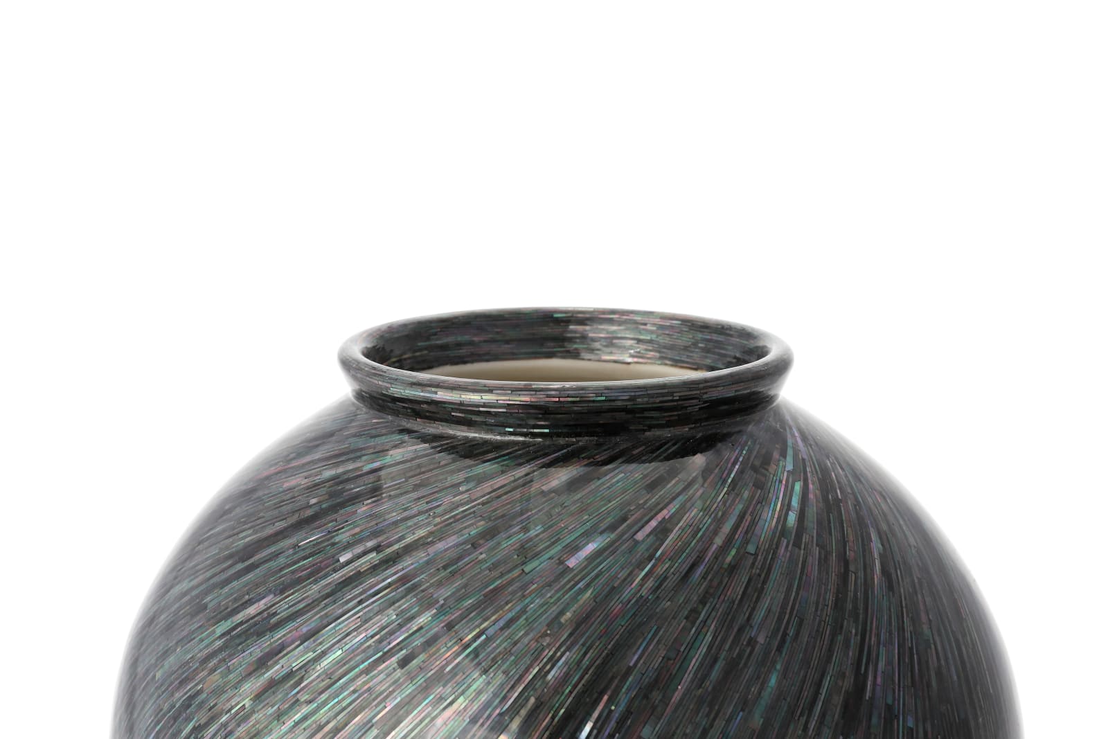 Lee Chang-soo, Black Mother-of-pearl Jar, 2025