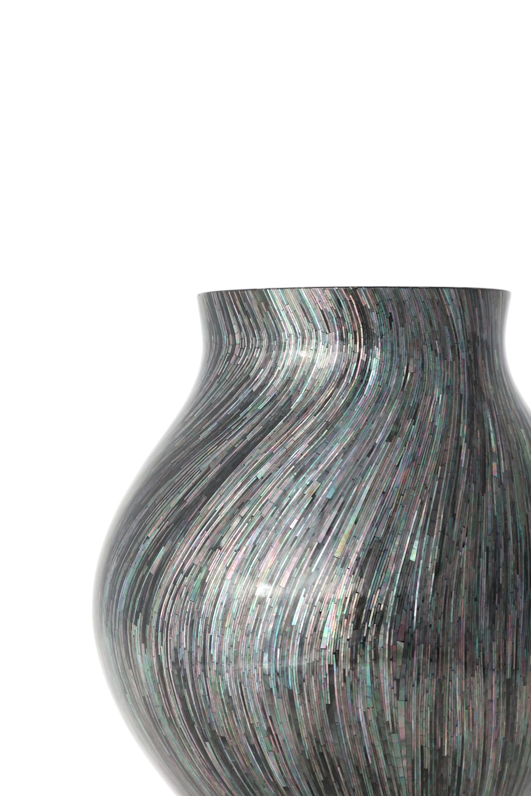 Lee Chang-soo, Black Mother-of-pearl Jar, 2025