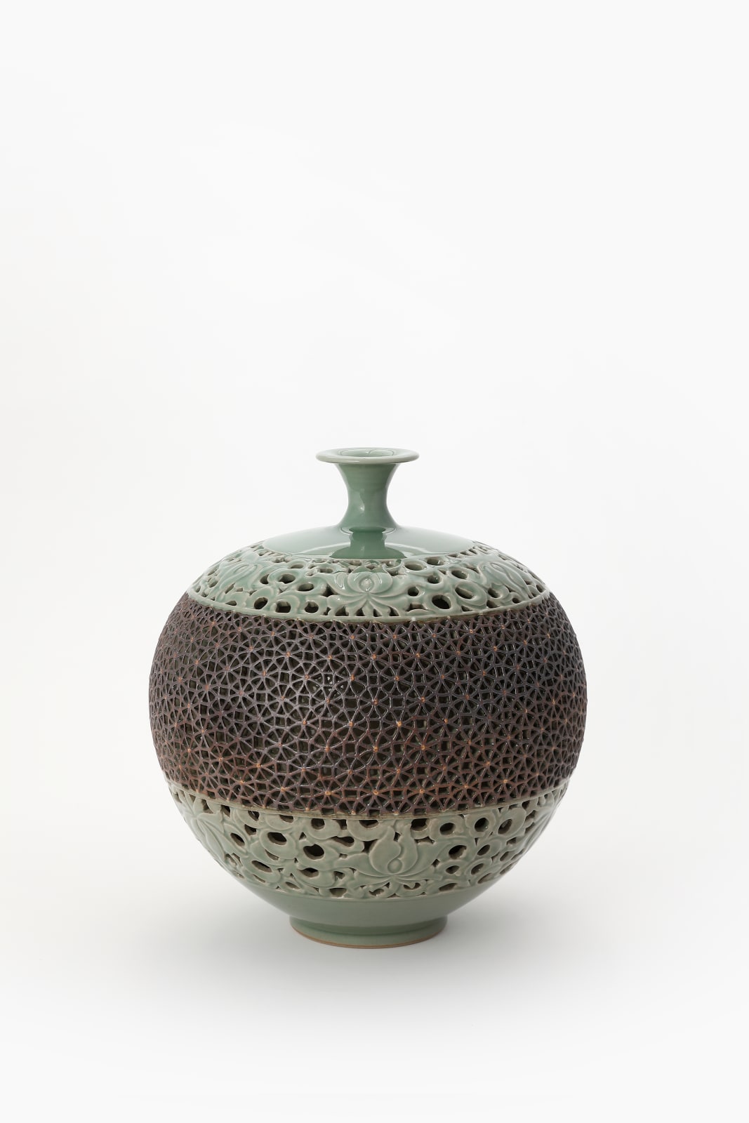 Lee Chang-soo, Double-openwork Jar with Peonies Decoration, 2018