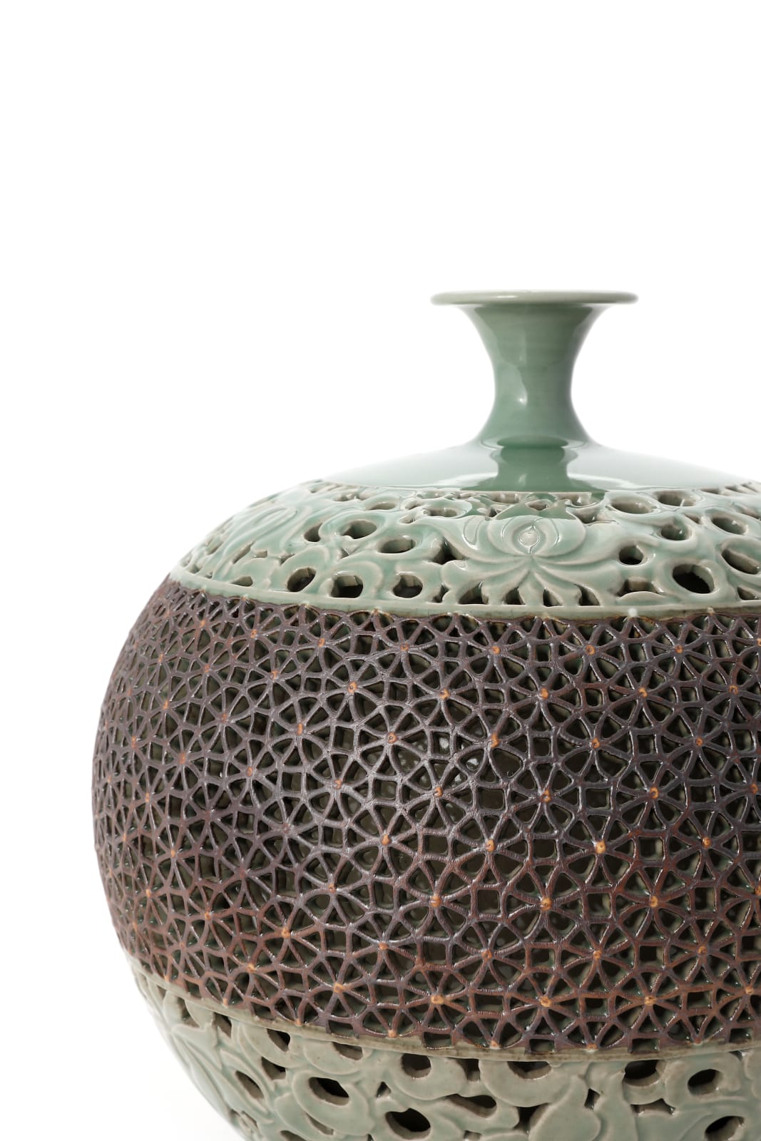 Lee Chang-soo, Openwork Jar with Peonies, 2018