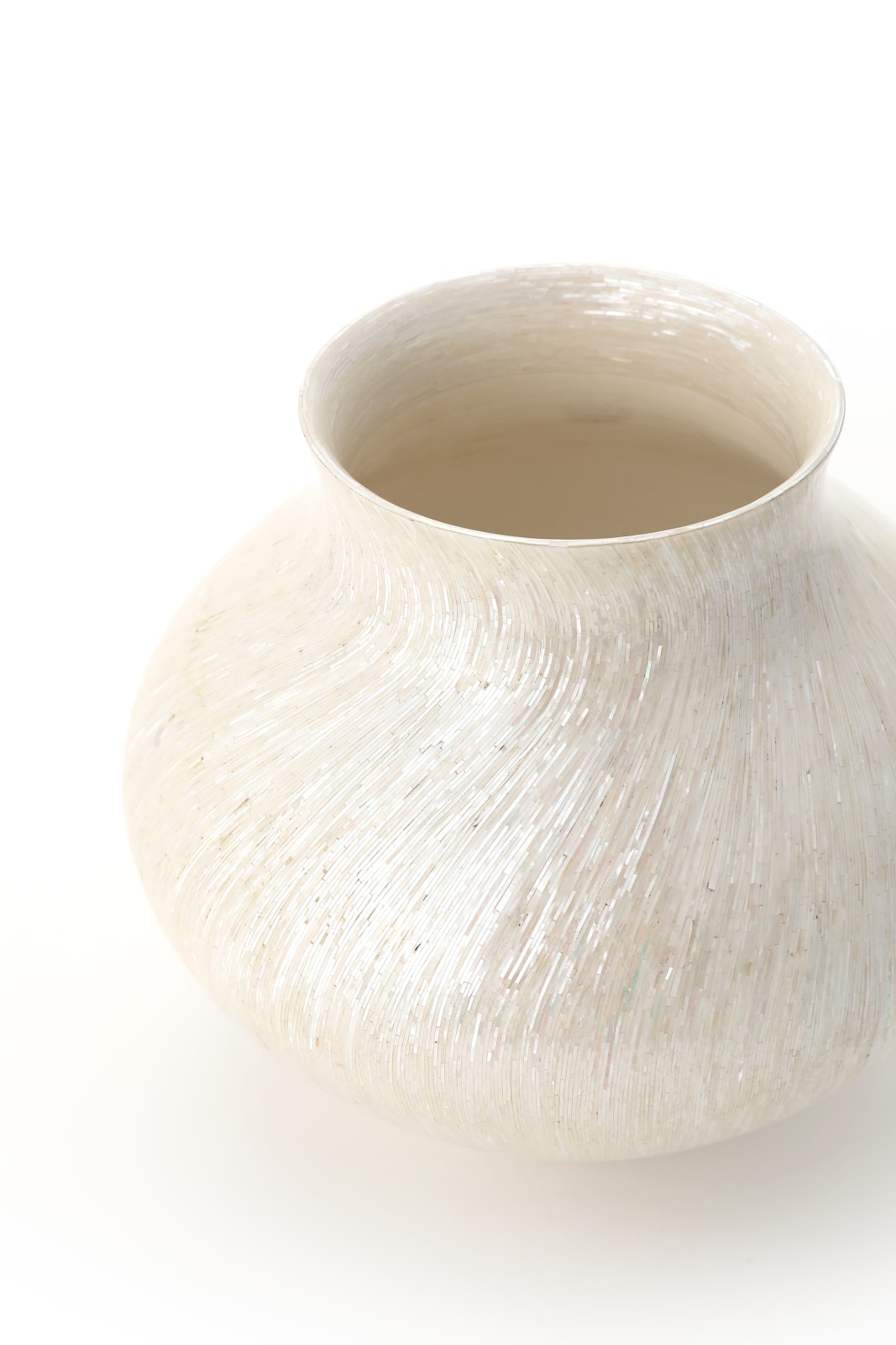 Lee Chang-soo, White Mother-of-pearl Jar, 2025