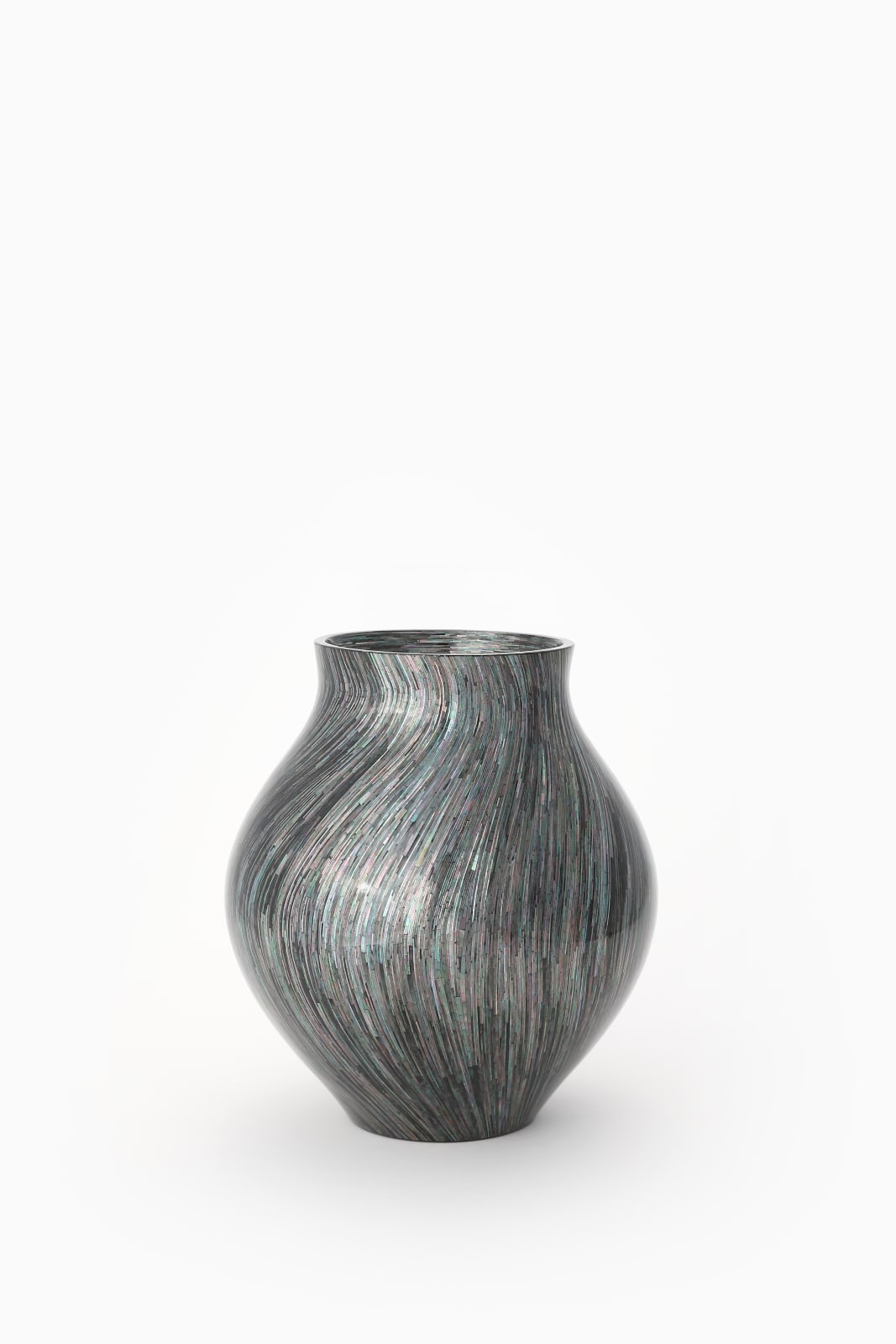 Lee Chang-soo, Black Mother-of-pearl Jar, 2025