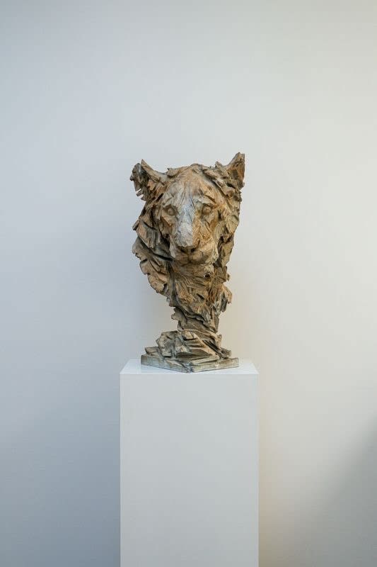 Jürgen Lingl, Breeze, young lion to his right