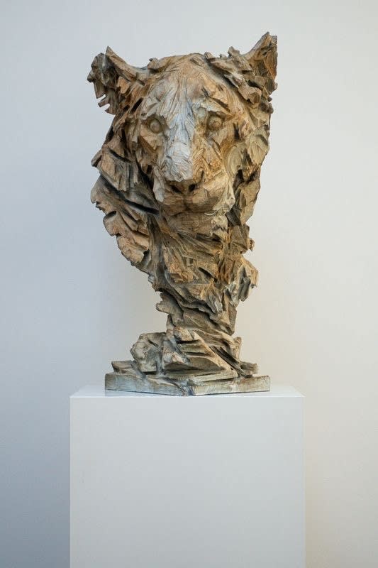 Jürgen Lingl, Breeze, young lion to his right