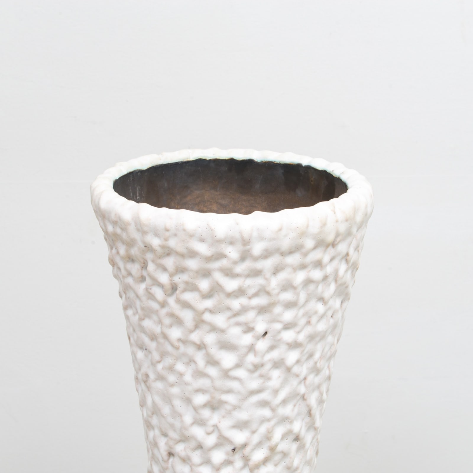 Peter Lane, Pair of Bespoke Ceramic Cuneiform Up-Light Lamps, 21st century