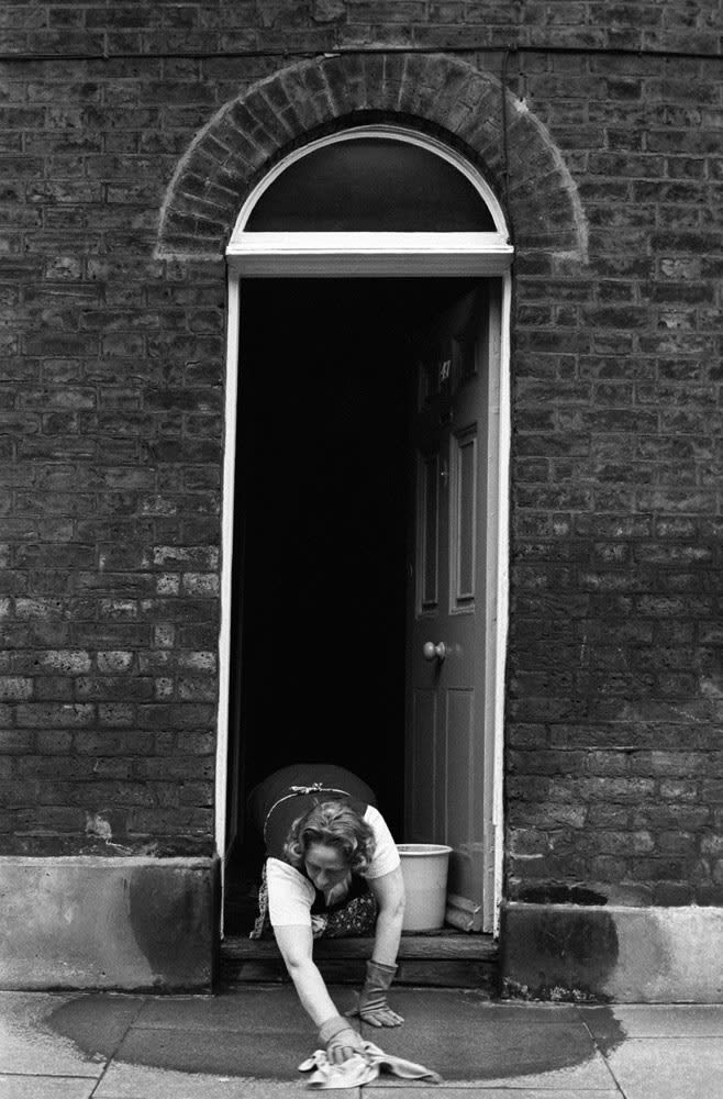 Homer Sykes, House proud, washing pavement, Waterloo, London, 1975
