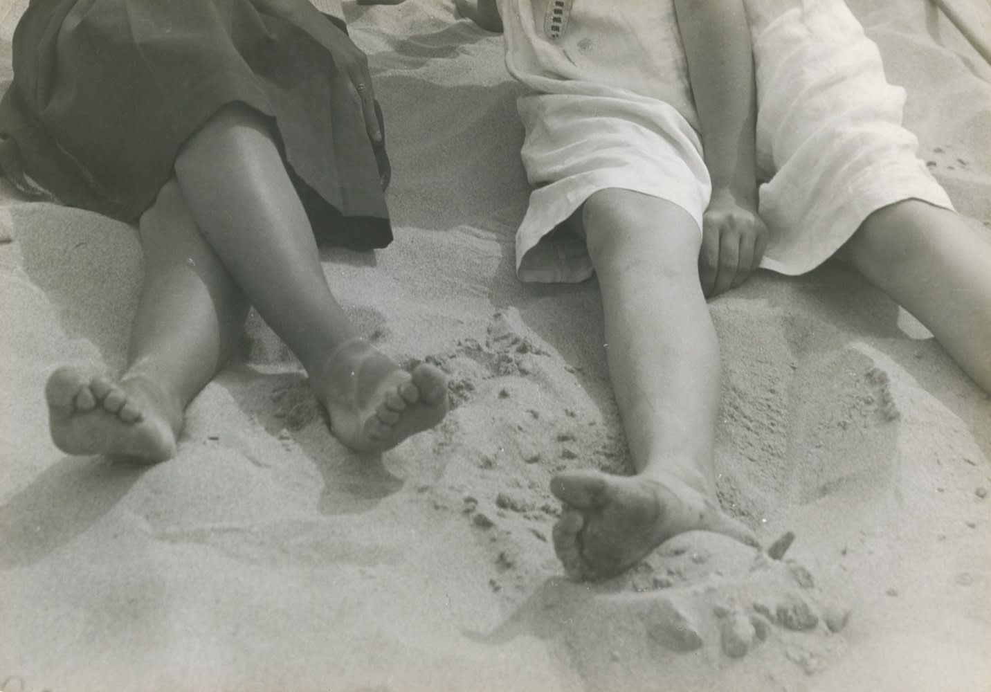 Roger Parry Pieds sur la plage Tirage gélatino-argentique d'époque, contrecollé sur carton 22,6 x 15,9 cm 8.66 x 5.91 in Dim. papier: 23,2 x 16,7 cm
