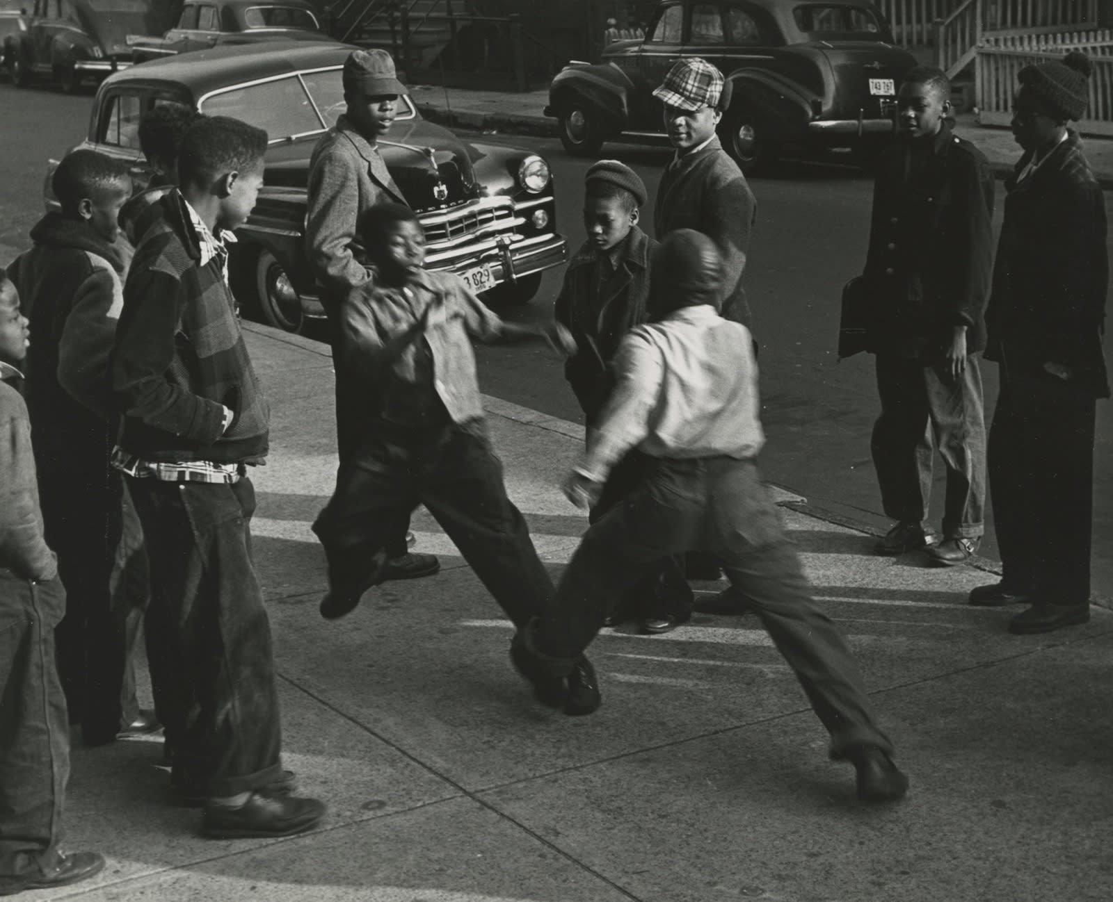 Marvin E. Newman Children Fighting in Street, Chicago Tirage gélatino-argentique d'époque Dim. papier: 24 x 19,4 cm