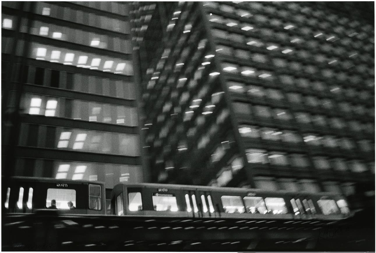 Sid Kaplan Blurry view of train and building, windows at night, Chicago Tirage gélatino-argentique d'époque, réalisé par l'artiste 45,4 x 30,3 cm 17.72 x 11.81 in Dim. papier: 50,8 x 40,6 cm