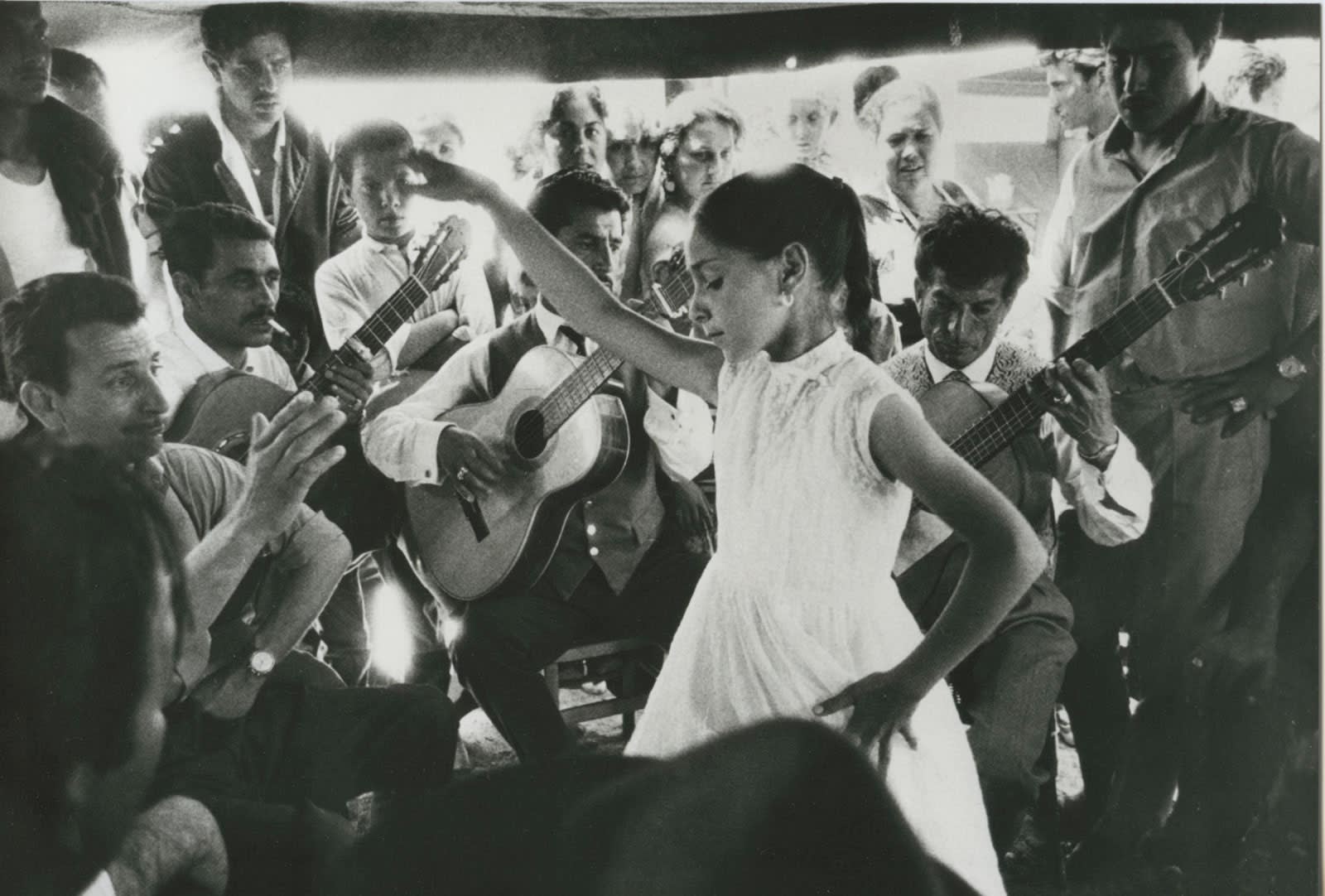 Sabine Weiss, Petite gitane et Manitas de Plata, Saintes-Maries-de-la-Mer, 1960