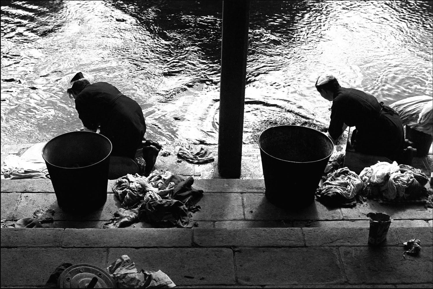 Sabine Weiss, Les lavandières, Bretagne, 1954