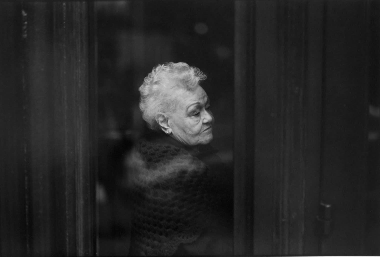 Tom Arndt Woman waiting for a bus, Chicago Tirage gélatino-argentique postérieur, réalisé par l'artiste 44 x 30 cm Dim. papier: 40 x 50 cm