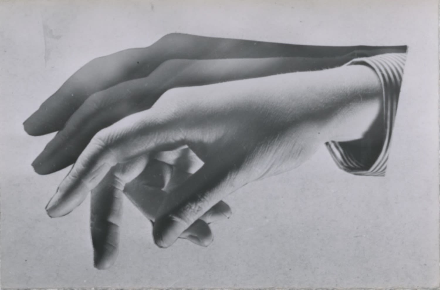 André Steiner Étude de mains Tirage gélatino-argentique d'époque 6 x 9,1 cm Dim. papier: 6 x 9,1 cm