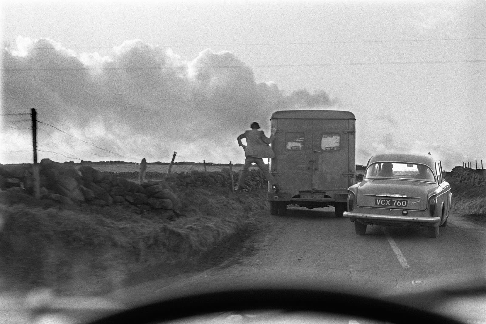 Homer Sykes, Man jumping off the back of a lorry, 1970