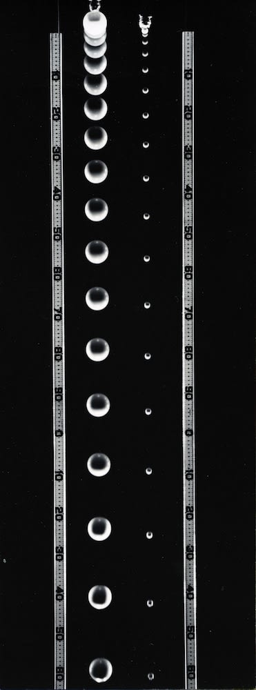 Berenice Abbott, Falling balls of unequal mass, 1958-61