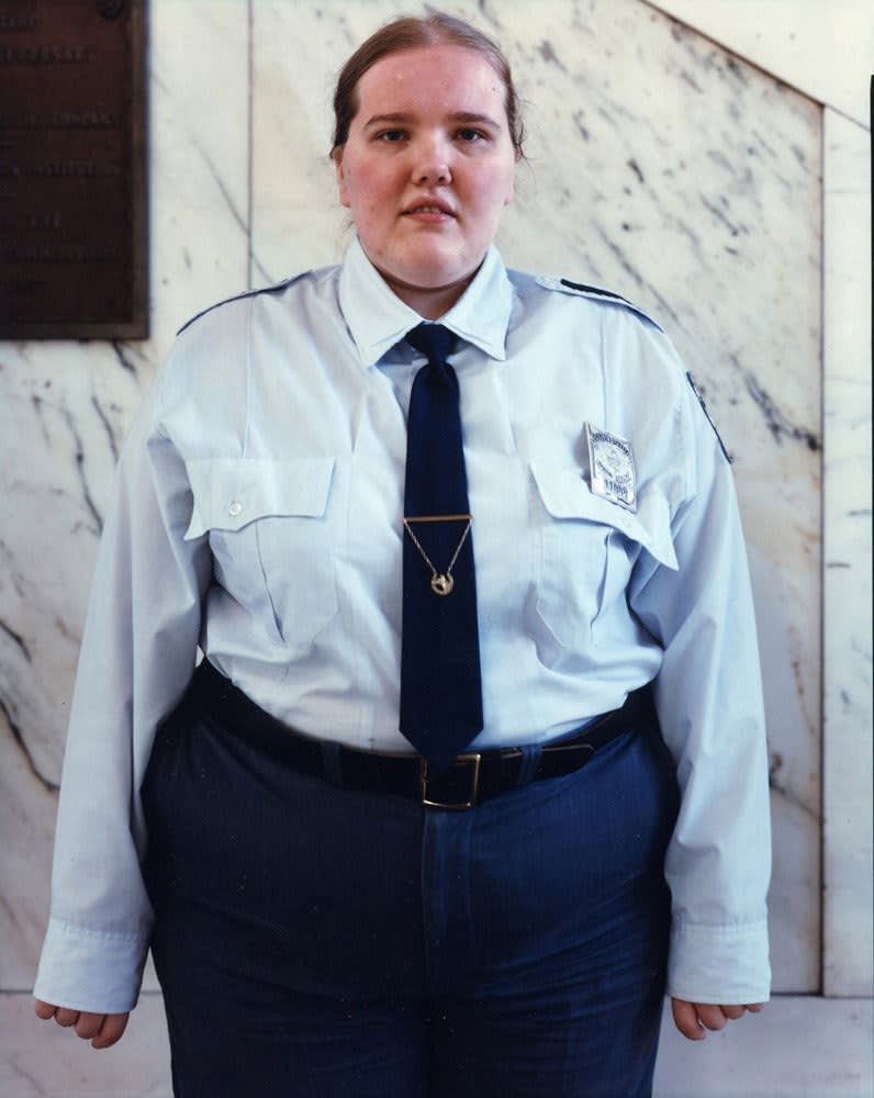 Девушка сторож. Толстый полицейский. Толстый в форме.