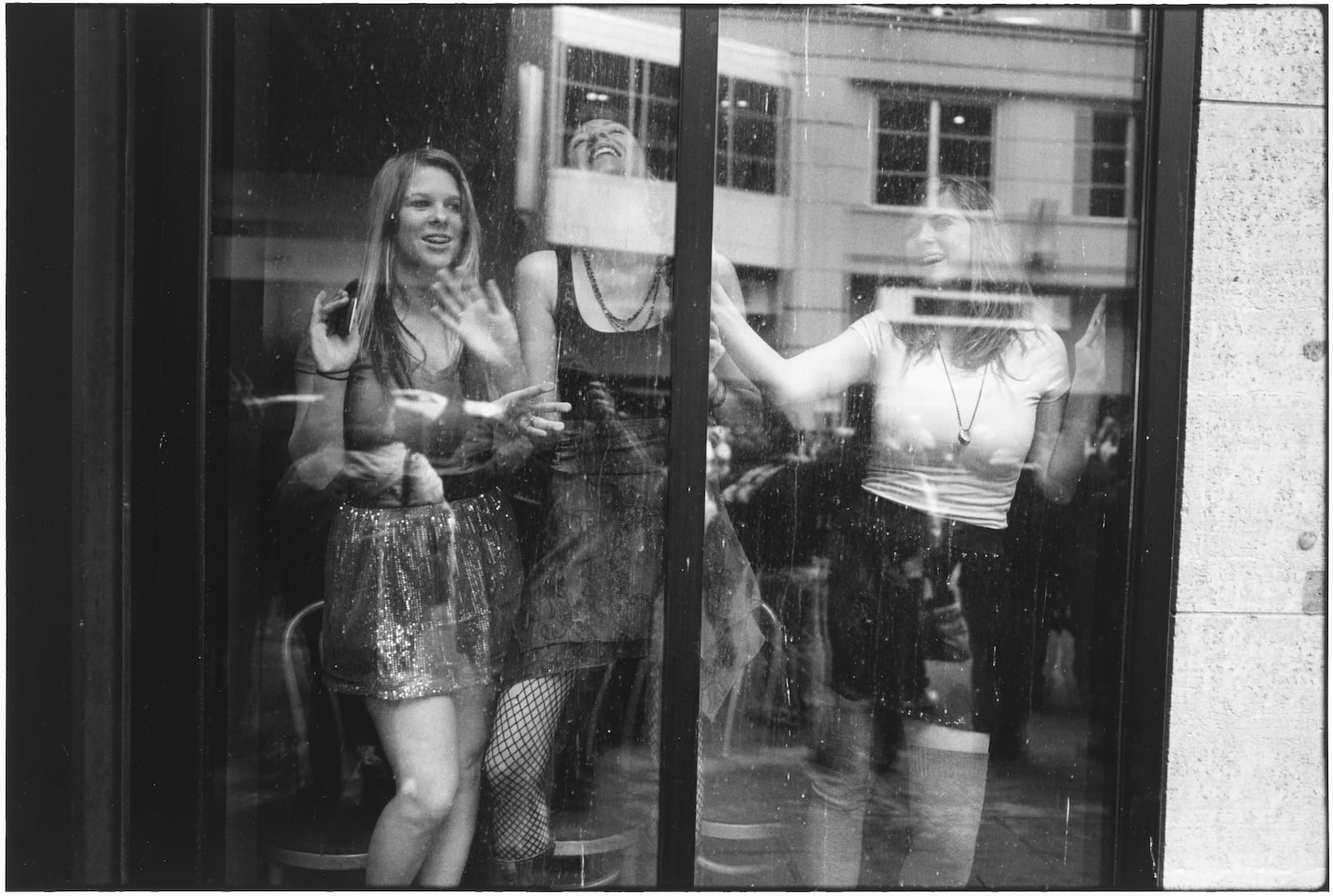 Tom Arndt Young women at dance studio, Saint Paul, Minnesota Tirage gélatino-argentique moderne, réalisé par l'artiste 20,8 x 31 cm Dim. papier: 27,9 x 35,3 cm