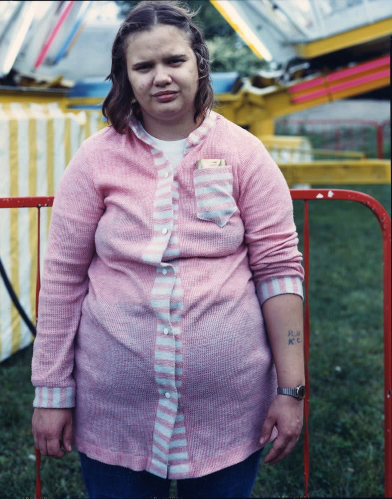 Bruce Wrighton Woman in pink, Carnival, Johnson city, NY Tirage C-print d'époque 20 x 25 cm Dim. papier: 20 x 25 cm