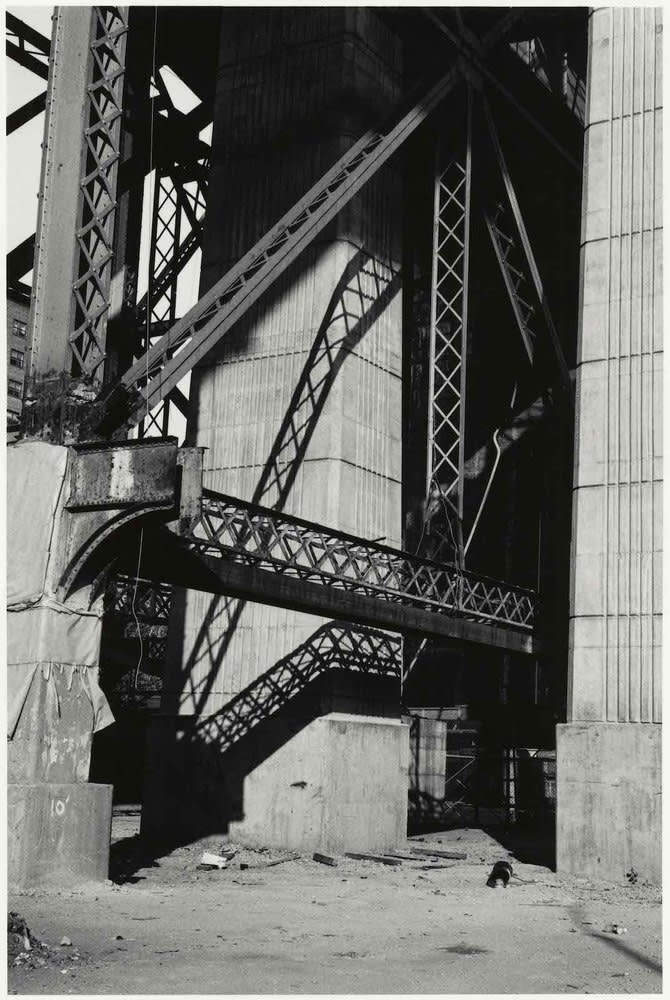 Sid Kaplan Williamsburg Bridge Reconstruction, New York City Tirage gélatino-argentique, réalisé par l'artiste 44,8 x 30,4 cm 17.32 x 11.81 in Dim. papier: 50,8 x 40,6 cm