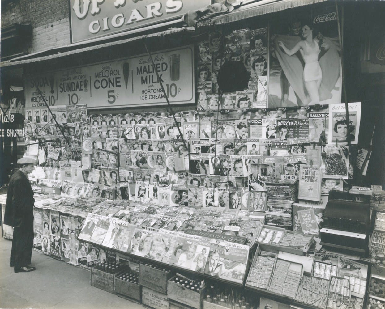Berenice Abbott, Newsstand, Southwest corner of 32nd Street and Third avenue, November 9, 1935