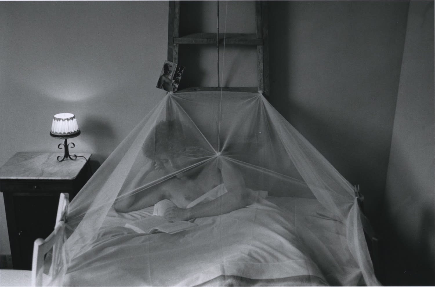 Hervé Guibert, Autoportrait à la moustiquaire, 1976