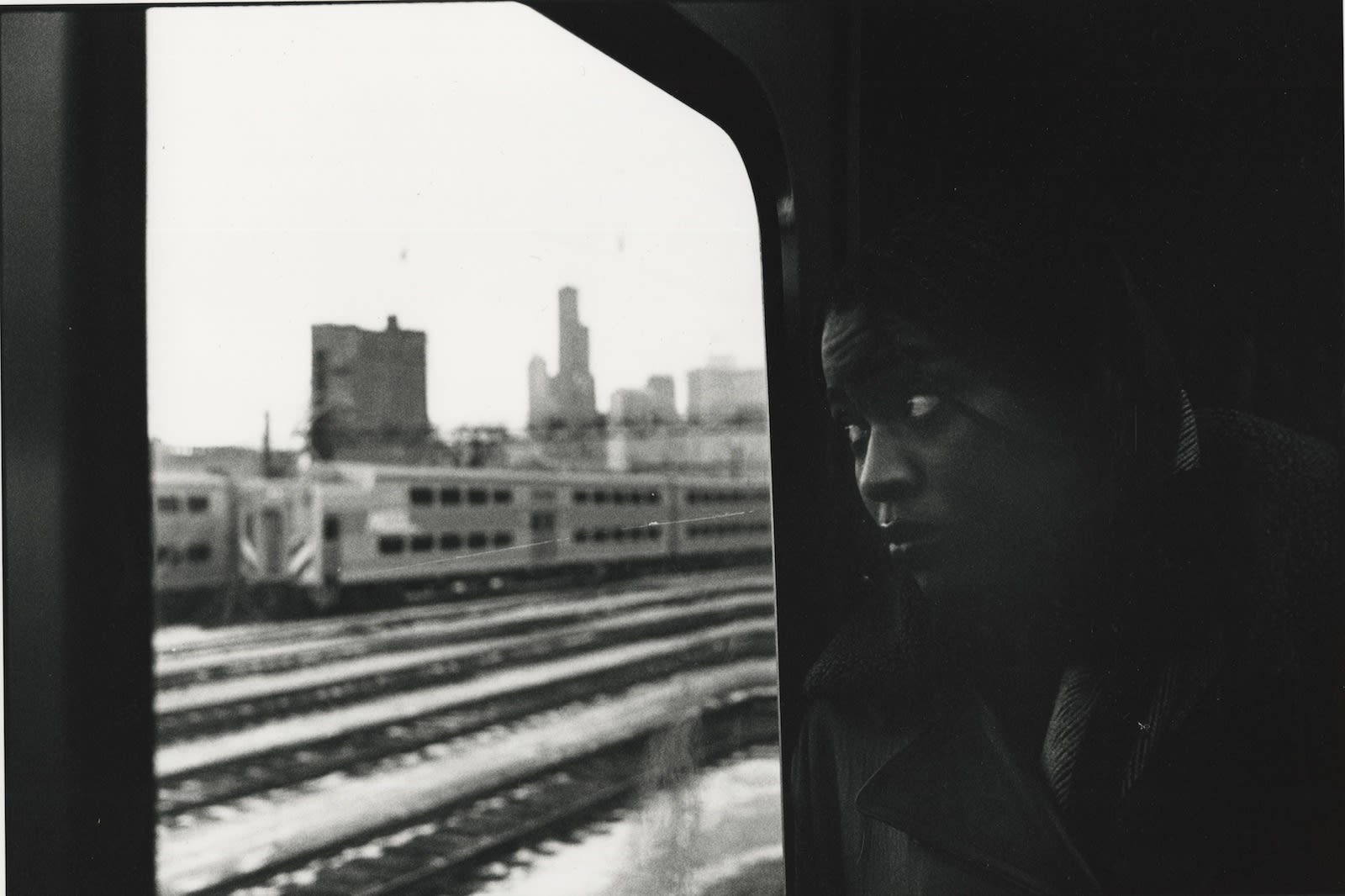 Tom Arndt Woman on the train, Southside Chicago Tirage gélatino-argentique moderne, réalisé par l'artiste 21,2 x 31,3 cm Dim. papier: 27,9 x 35,3 cm