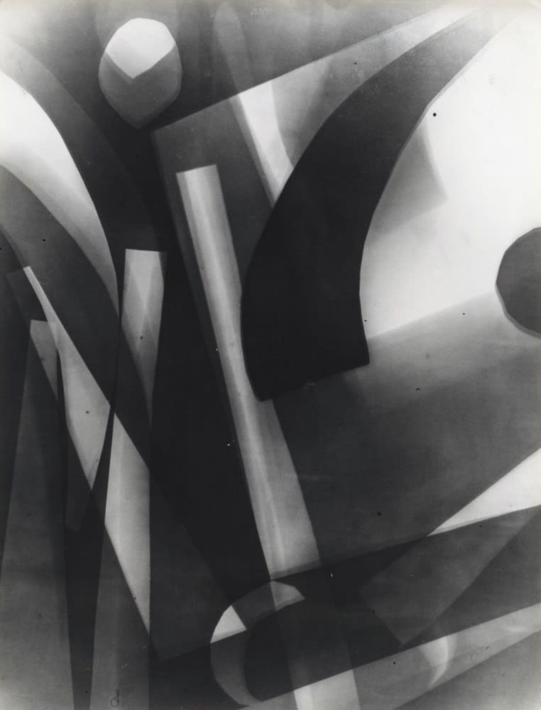 Raoul Hausmann Papiers pliés, Limoges Rayogramme, tirage gélatino-argentique d'époque 18 x 24 cm Dim. papier: 18 x 24 cm