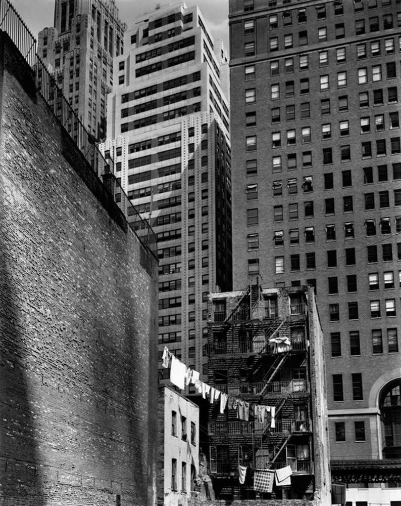 Berenice Abbott, Construction of old & new, 38 Greenwich Street, New York, 1936