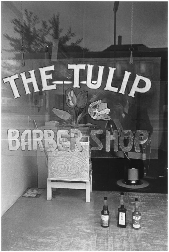 Tom Arndt The Tulip Barbershop, Minneapolis, Minnesota Tirage gélatino-argentique d'époque, réalisé par l'artiste 16 x 24 cm Dim. papier: 27,9 x 35,3 cm