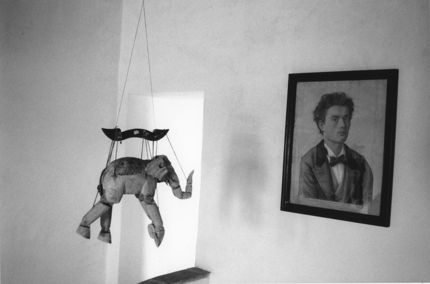 Hervé Guibert L'éléphant et le tableau Tirage gélatino-argentique d'époque 14,5 x 22 cm Dim. papier: 23,7 x 30 cm