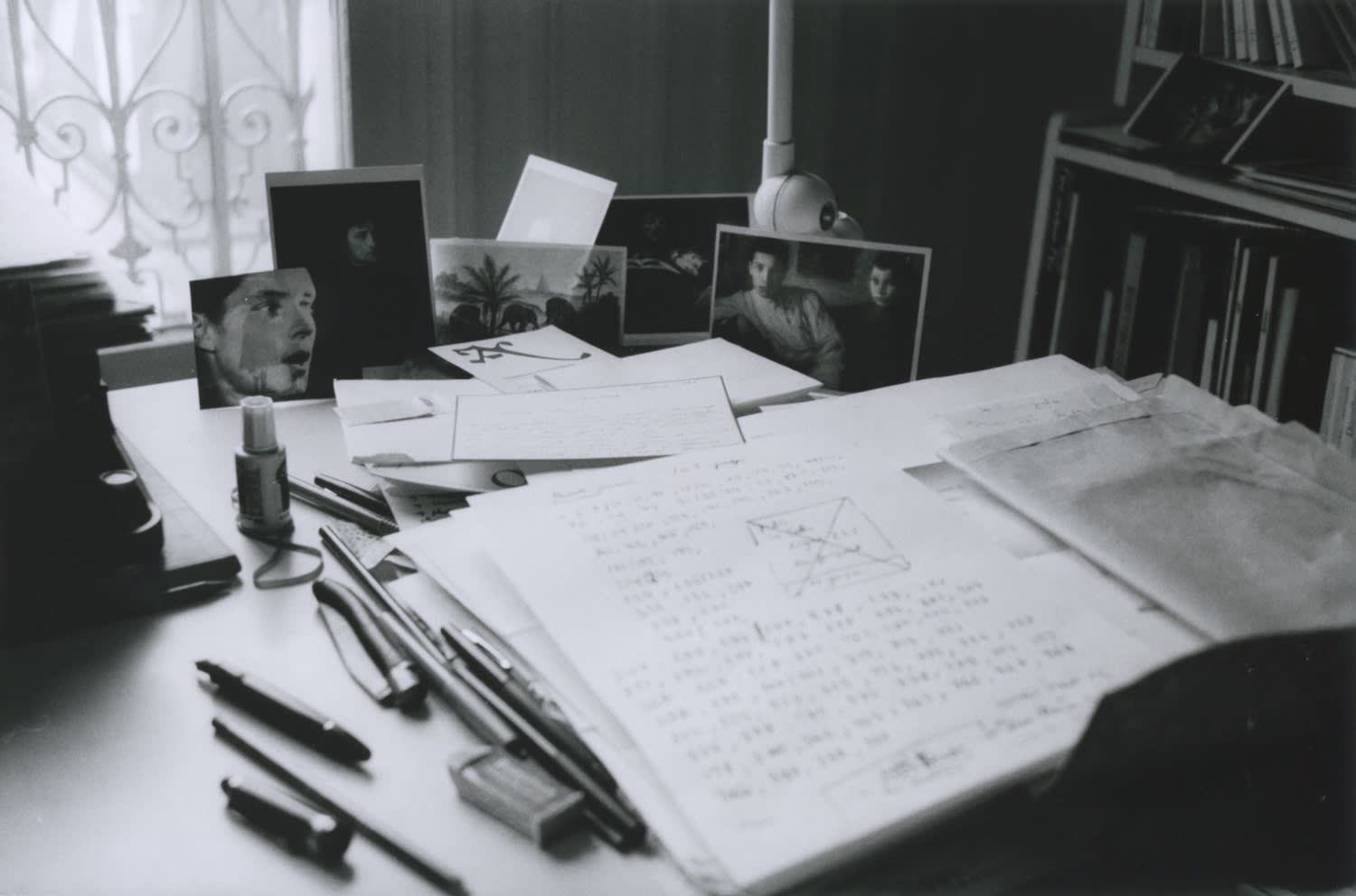 Hervé Guibert Table de travail avec manuscrit barré, rue du Moulin-Vert Tirage gélatino-argentique d'époque 15 x 22,6 cm Dim. papier: 23,7 x 30,2 cm