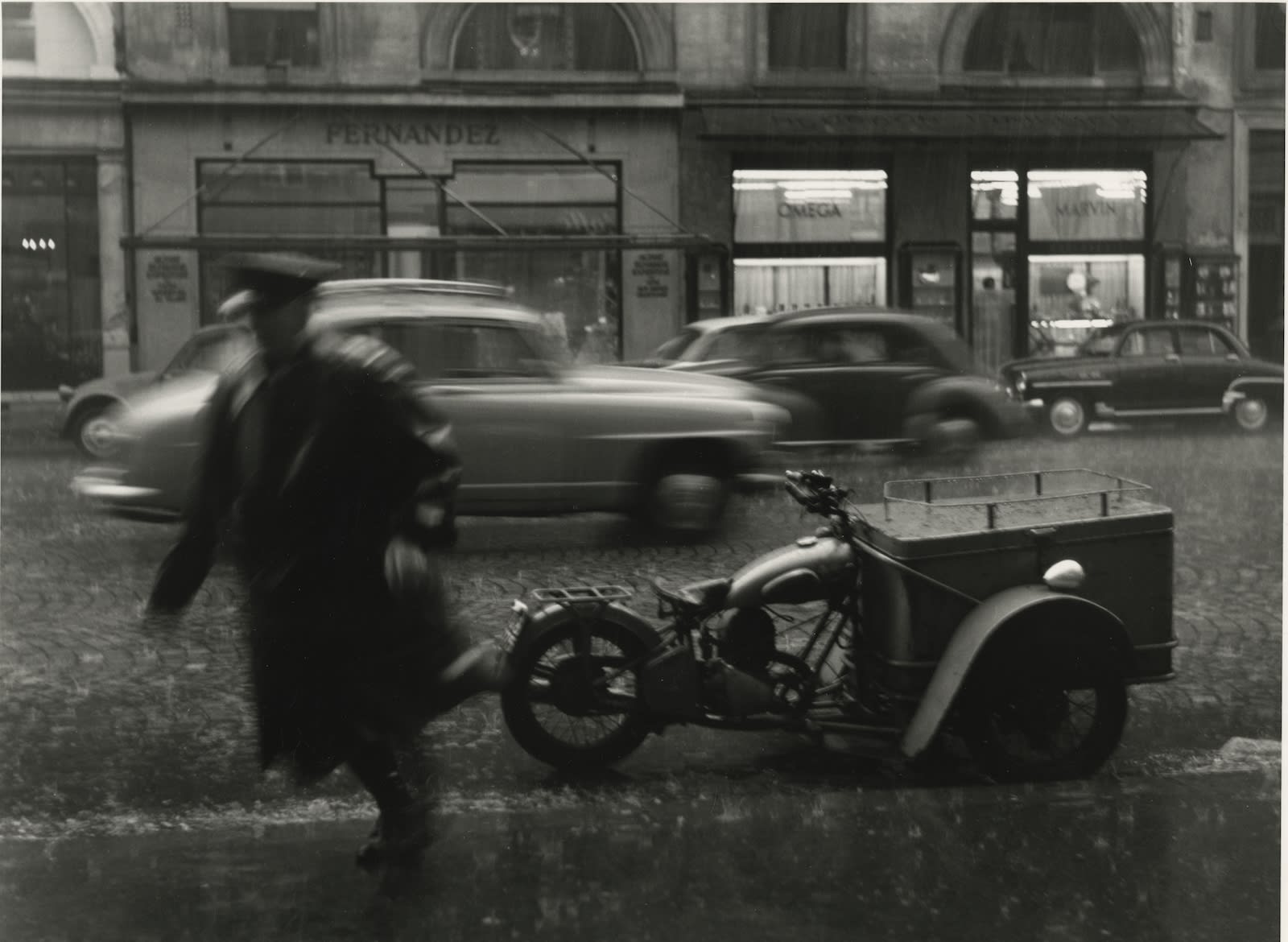 Sabine Weiss, Triporteur, rue de la Paix, Paris, 1957