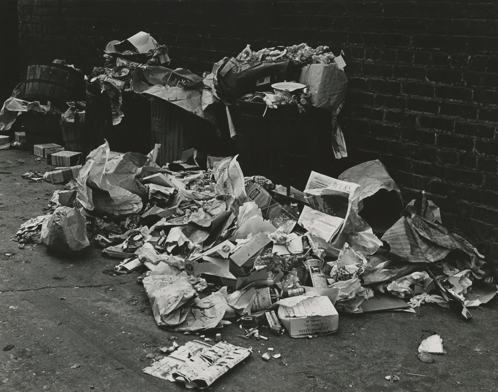 Marvin E. Newman Garbage, Southside, Chicago Tirage gélatino-argentique d'époque Dim. papier: 19,4 x 24,5 cm