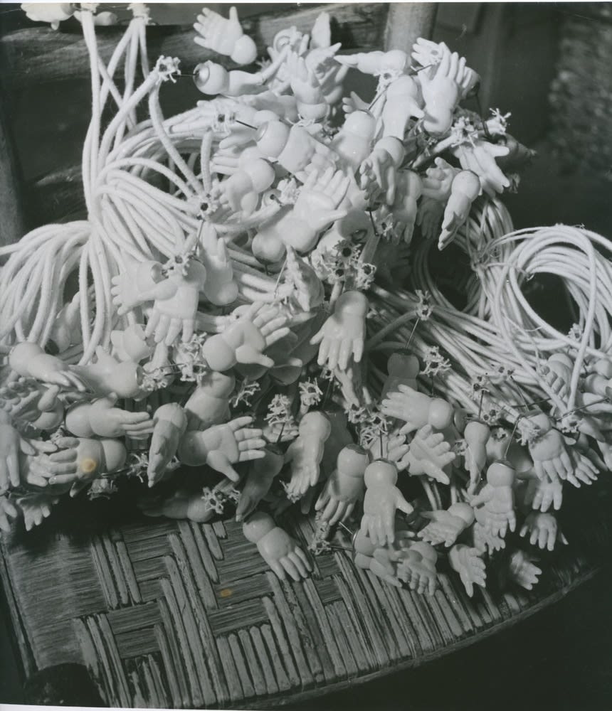Denise Bellon, Natures mortes, poupées, c. 1930-1940