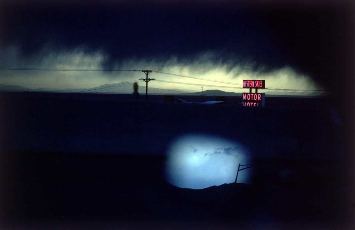 Ernst Haas Western Skies Motel, New Mexico, USA Tirage chromogène posthume 45,3 x 66 cm Dim. papier: 50,2 x 76 cm