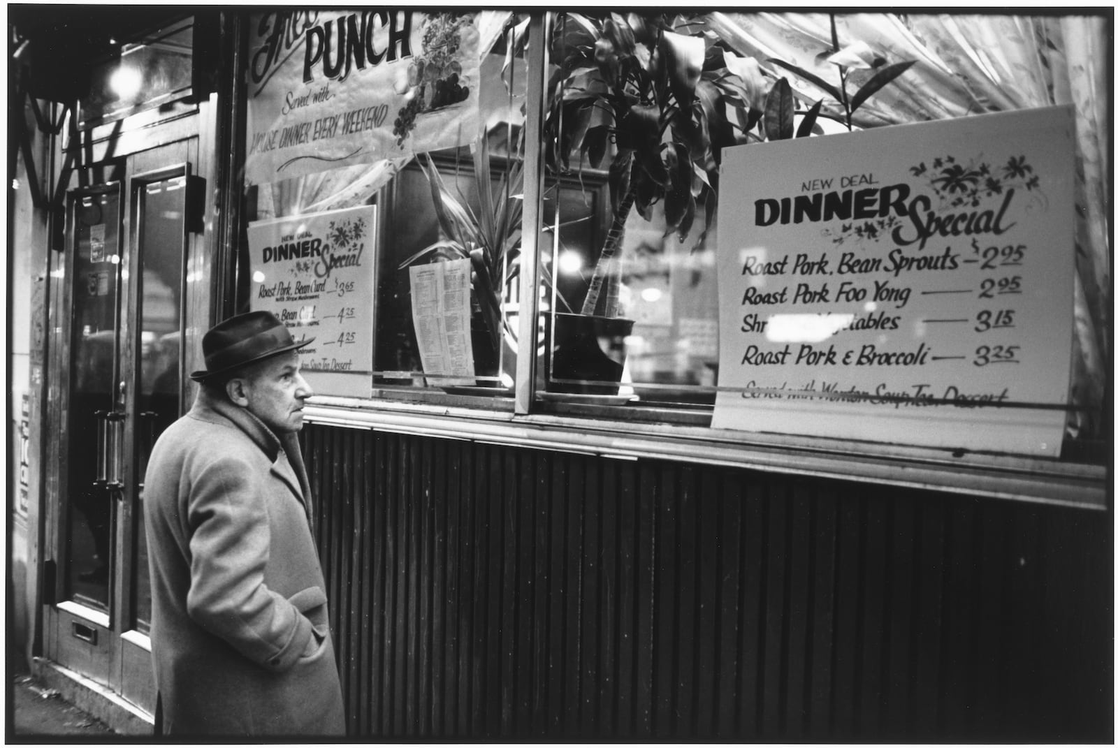 Tom Arndt Reading the menu, Brighton Beach, New York Tirage gélatino-argentique postérieur, réalisé par l'artiste 20,3 x 30,4 cm Dim. papier: 27,9 x 35,3 cm