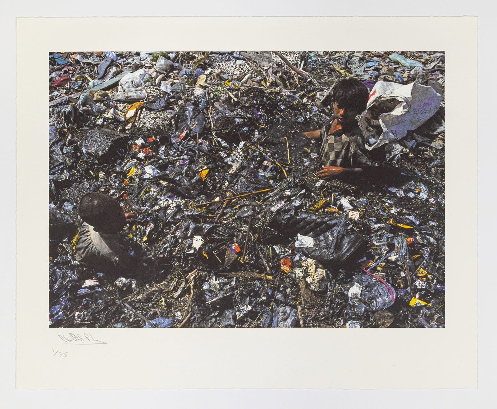 Chris Steele-Perkins, Children Scavenging in Karachi, 2010