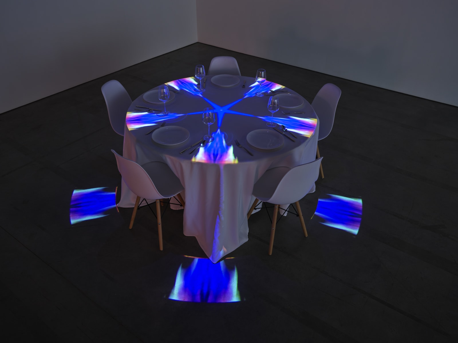 Pipilotti Rist, Streichelnder Nachtmahl Kreis 25 Knickerbocker Ave (Caressing Dinner Circle 25 Knickerbocker Ave), 2020
