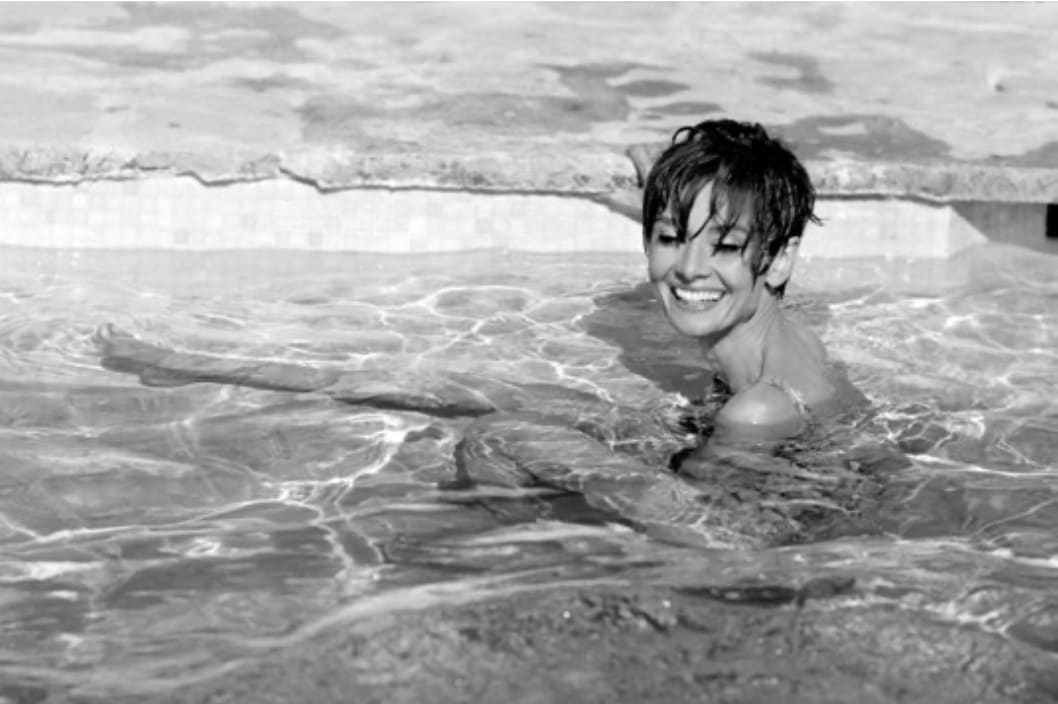 Terry O'Neill, Audrey Swims, 1966