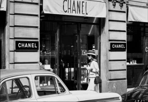 opladning dal kursiv Douglas Kirkland, Coco Chanel on the street, Paris, 1962 | Lyons Gallery
