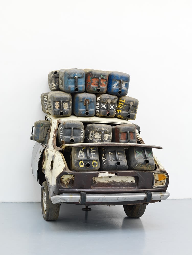 Romuald Hazoumè Elf rien à foutre Matériaux divers 140 x 175 x 180 cm (Hors bidons)