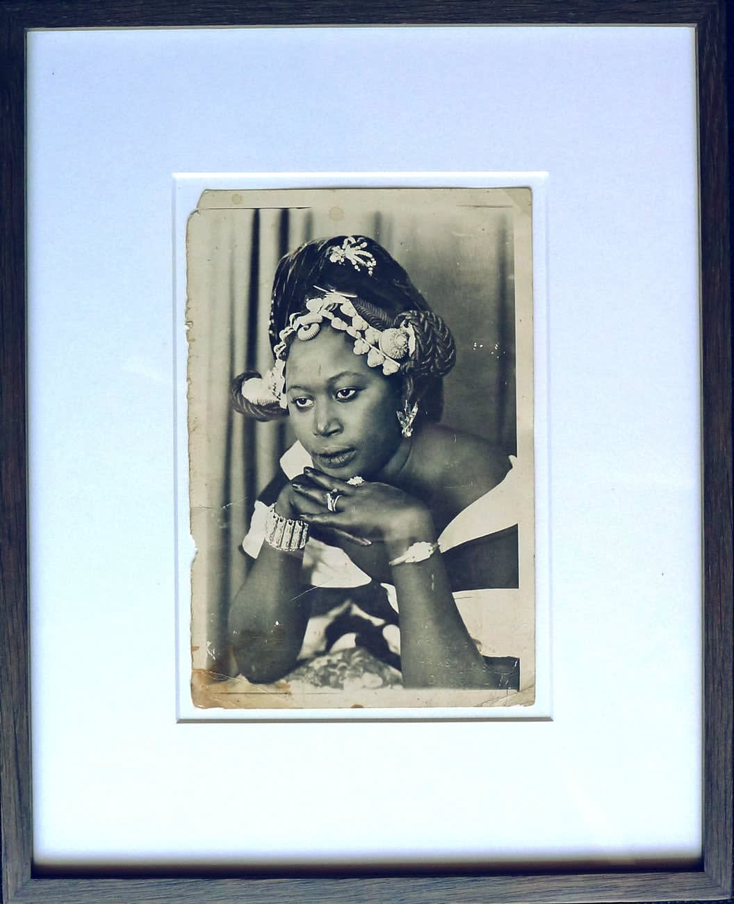 Mama Casset, Sans titre (femme aux mains sous le menton), Circa 1950